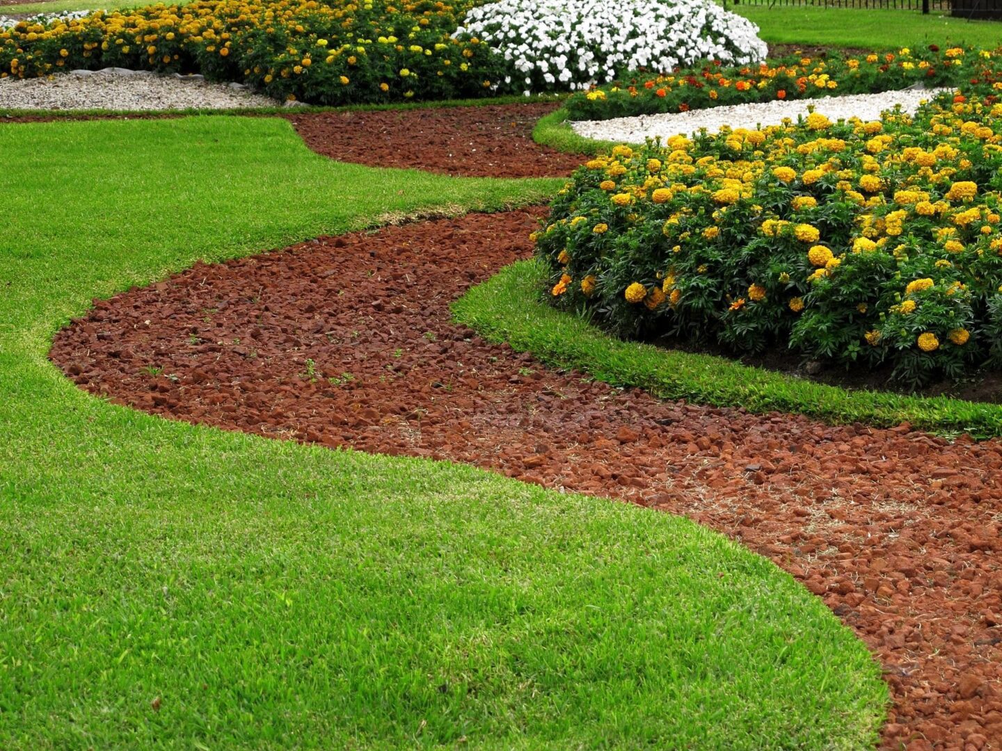 fm=f_526.jpg_1682621350 A garden with many flowers and grass