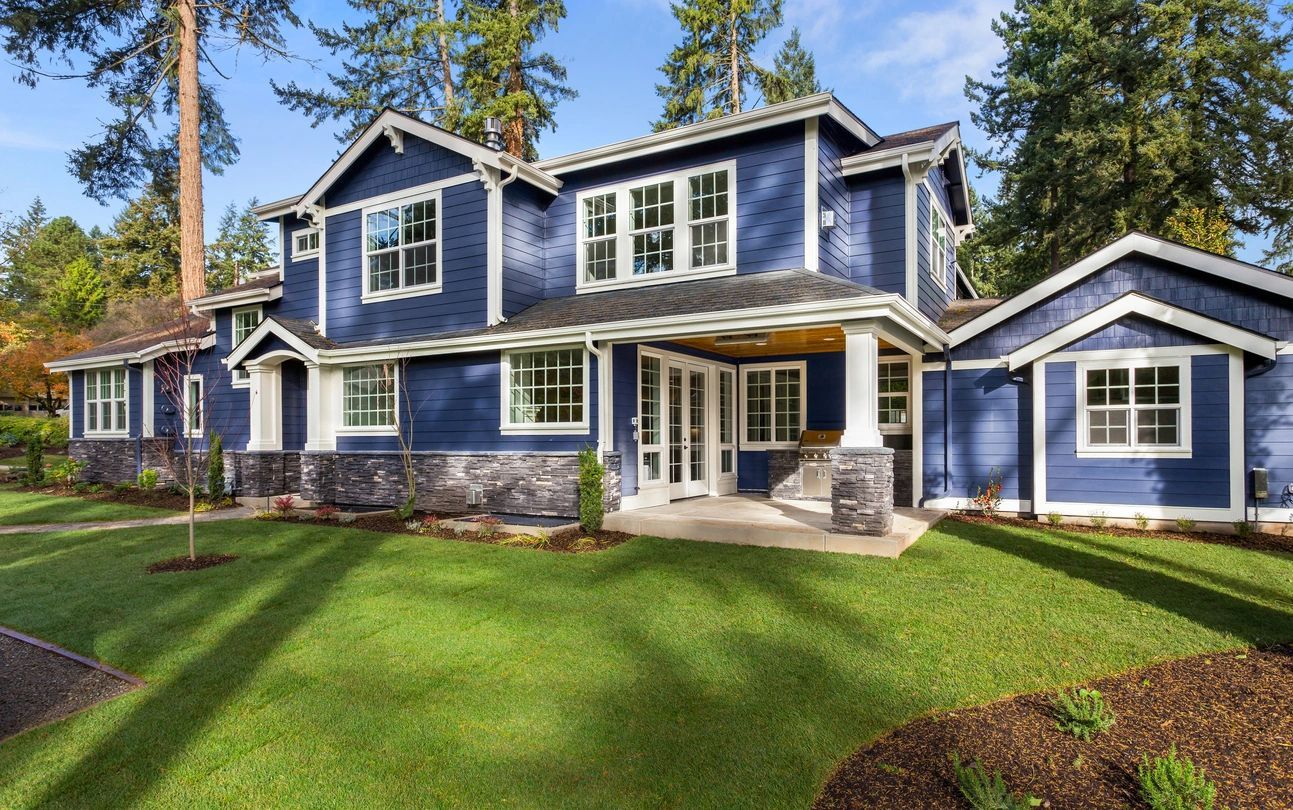 fm=f_yrEVgbx.jpg_1682624115 A blue house with white trim and green grass.