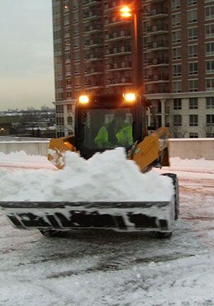 web_hpim1594-u279-fr.jpg_1682623950 A snow plow is covered with snow in front of a building.